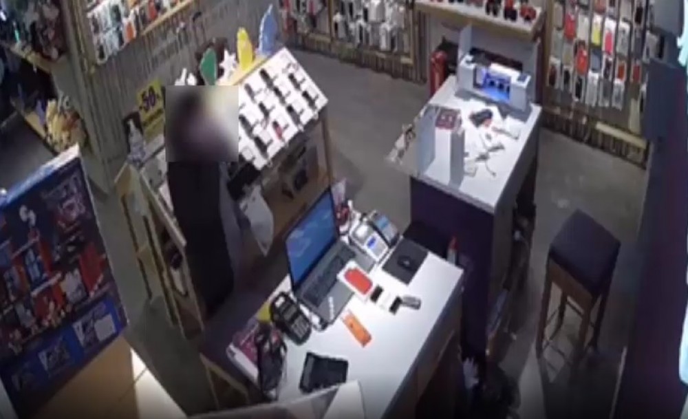 A sustras de pe tejghea telefonul vânzătoarei iar acum riscă până la 4 ani de închisoare